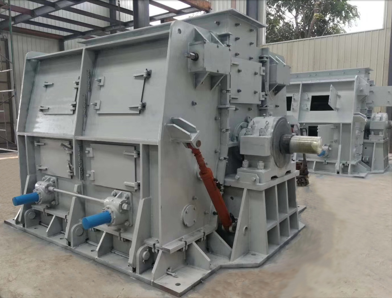 可逆反击锤式破碎机.jpg 可逆反击锤式破碎机.jpg